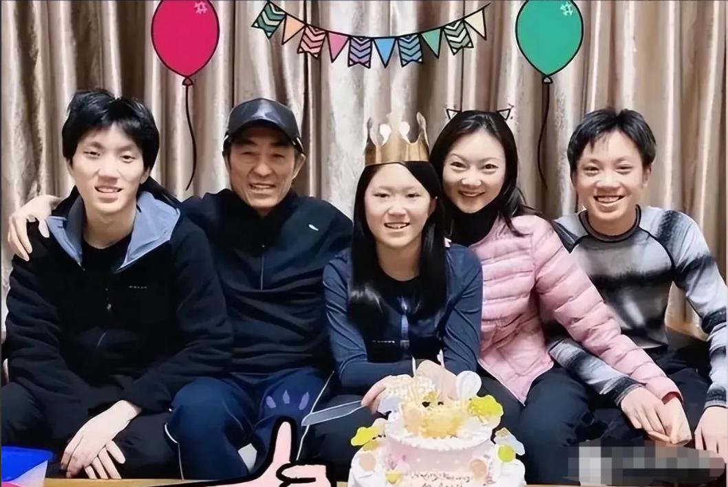 前段时间，张艺谋的小女儿过生日，全家人也晒出全家福的合影照片。图片中的一家五口人