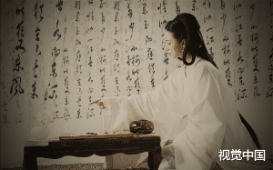 因乌鹤雪不喜，将他拱手让人却落得惨死结局。再睁眼回到最开始，我问他“乌鹤雪，你可愿和我在一起？”