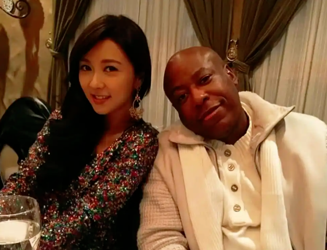 一天，身患抑郁症的薛凯琪，夜里精神临近崩溃，抓起电话就打给方大同，两人从深夜聊到