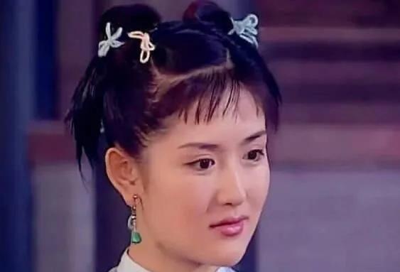 谢娜演过多个丫鬟和配角，她从没觉得有什么不对。一次，她跟演小姐的演员一起去领钱，