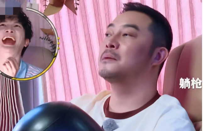 李晨，你俩礼貌吗？
杨颖问白鹿:“你今天有黑眼圈吗？”白鹿:“你看我有黑眼圈吗？