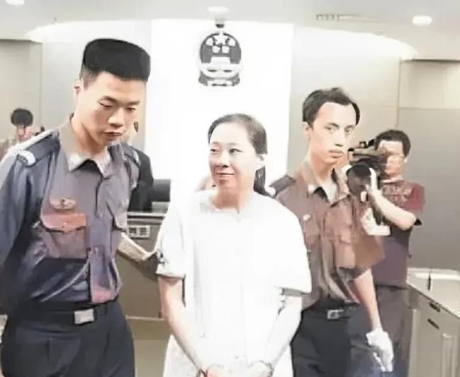 张凤君的临刑微笑震撼了许多人，这一笑看似平静，却承载着非同寻常的重量。它不仅是她