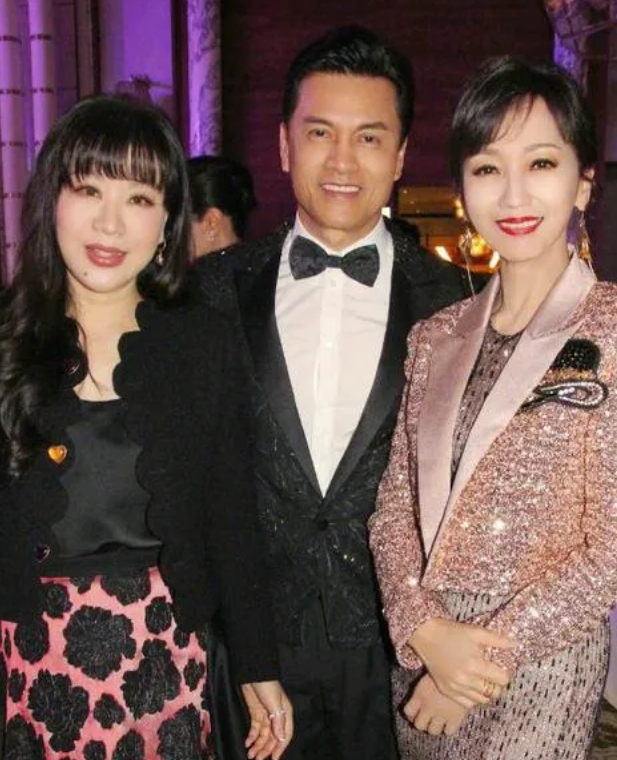吕良伟可是娱乐圈公认的不老男神，颜值与身材保养得宜，看上去最多四十岁左右，比第三
