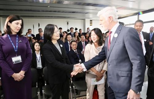 赖清德派蔡英文点燃“烽火外交”！美方传出消息，正在欧洲窜访的蔡英文，几周之内将窜