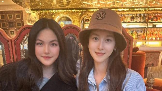 王诗龄和奶茶妹妹同框啦！