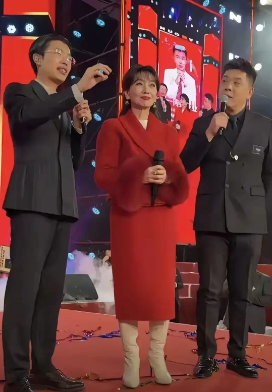 有人说，郭有才一个初中毕业生，靠一首鬼哭狼嚎的翻唱歌曲，不到一年时间，变成了一家