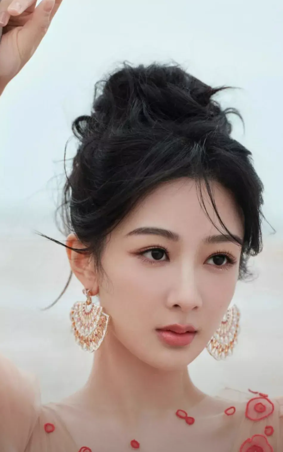 猜杨紫最后和谁在一起呢？
其实她从2019年到现在一直强调单身，
不过，人不可能