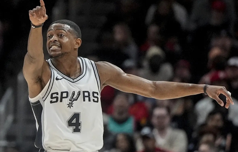 福克斯再这么打下去，勇士的季后赛名额可就要泡汤了。

今日一役，马刺挑战黄蜂队，