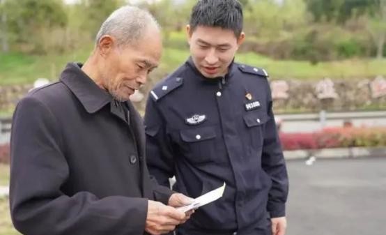老人游长城请人拍照 警察送回照片

                      