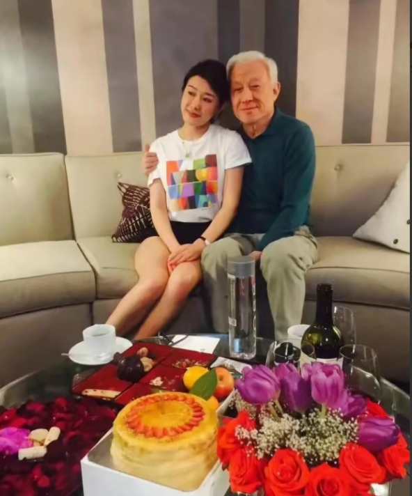直接反击曹兴诚的提告，谢寒冰再曝多张合照：你们也不避讳，很多人都知道不是吗？
