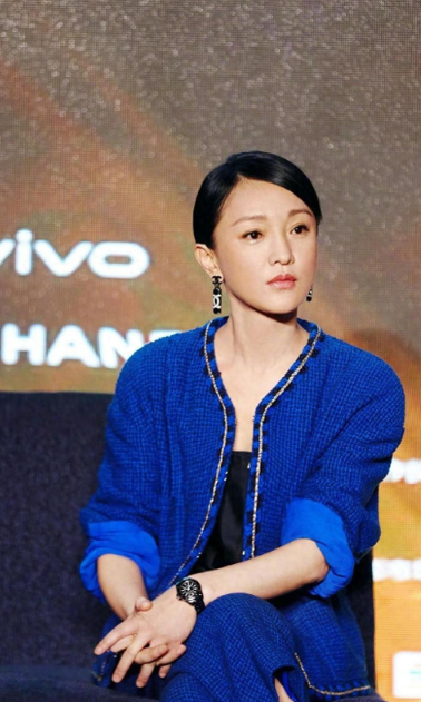 周迅真有“大牌气质”！
穿蓝色小香风外套配七分裤，高级又贵气！

周迅的造型再次