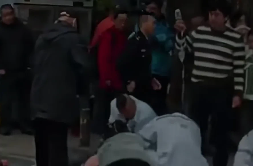 冲动是魔鬼，成都一外卖员因行车纠纷，将驾驶员贾某丈夫伍某刺伤致死亡。

11月1