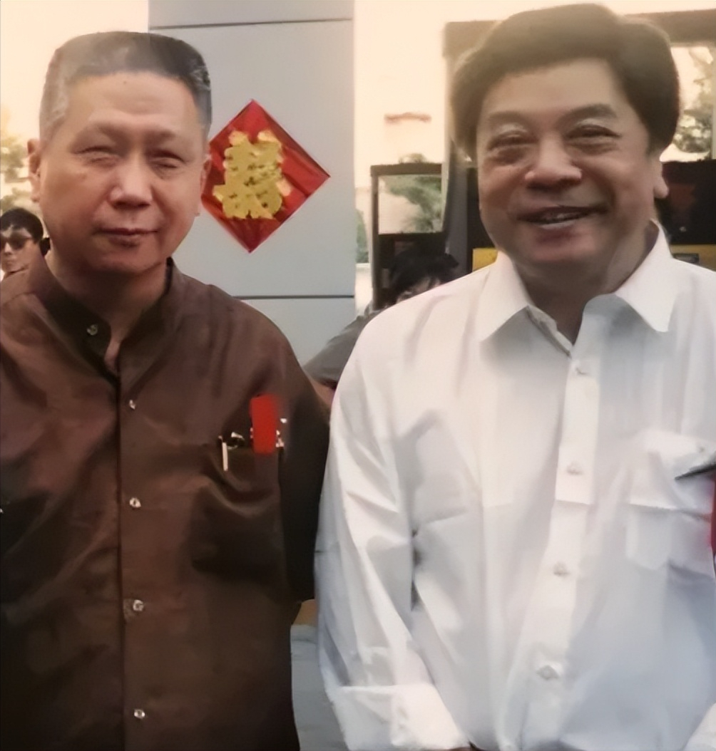 有一次，赵忠祥去捡漏，相中一根明代玉管，估值2万，但是赵忠祥问摊主：“100元卖