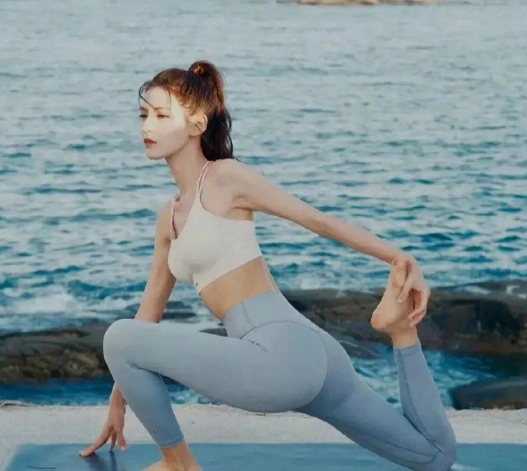 张予曦海边瑜伽照曝光，A4纸小蛮腰衬托凹凸有致身材

近日，王思聪前女友张予曦的