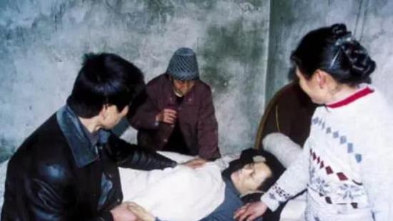 2004年，重庆一男子奋不顾身跳进冰冷池塘里，并往返多次救了19人。然而，当他重