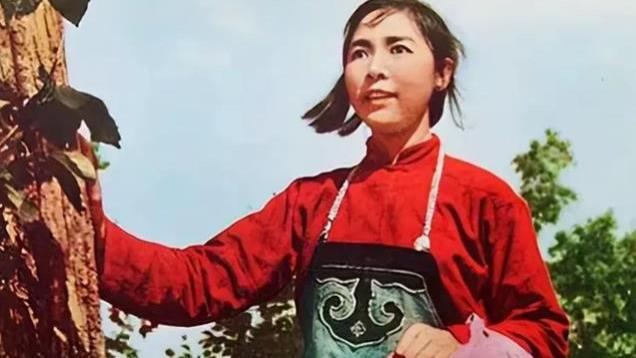 96岁田华获得至高荣誉，家中四人患癌，一生清贫仍住着破旧老房子
