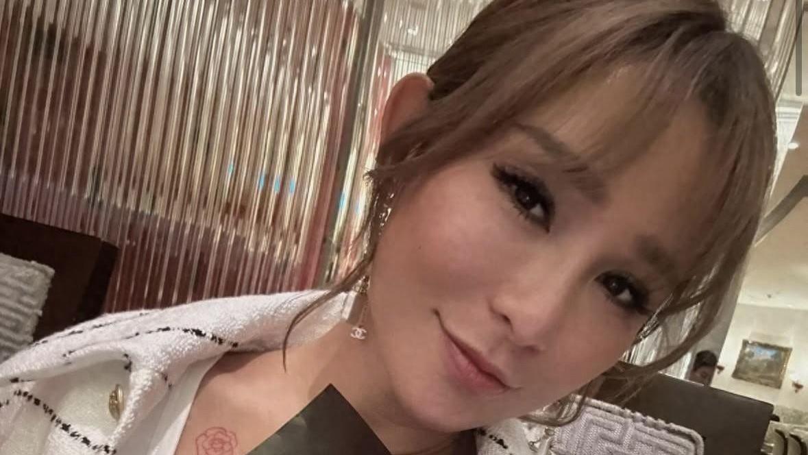 ​洗米嫂和9岁女儿享受着只属于她们的温馨晚餐。画面太美，我直接泪目！