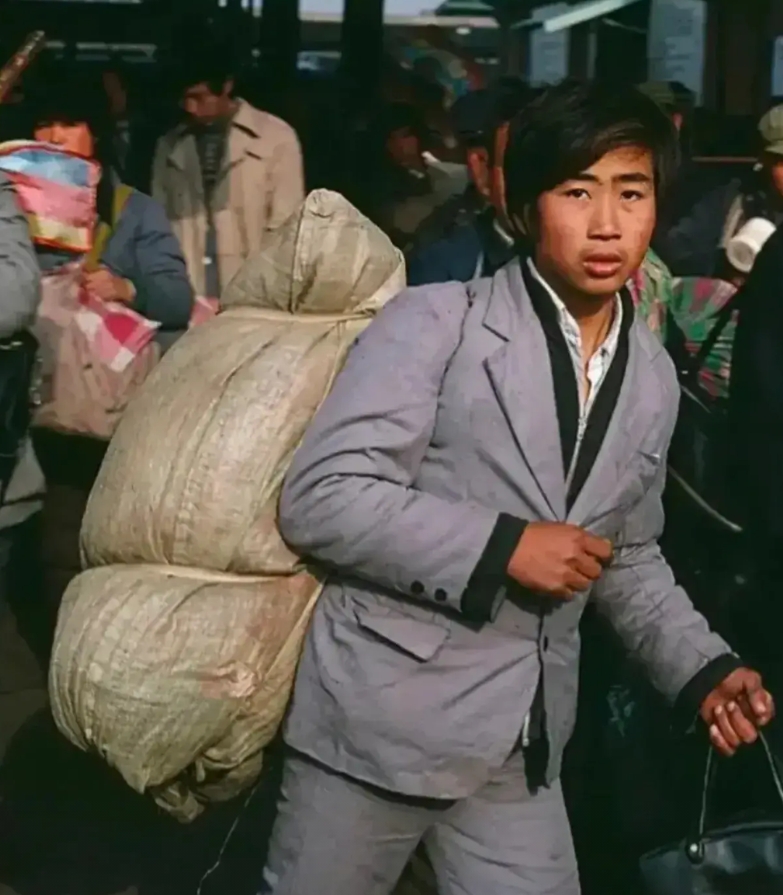 英语，到底该不该取消？咱今天就来论一论！

1.英语教育资源老是往一边倒，农村孩