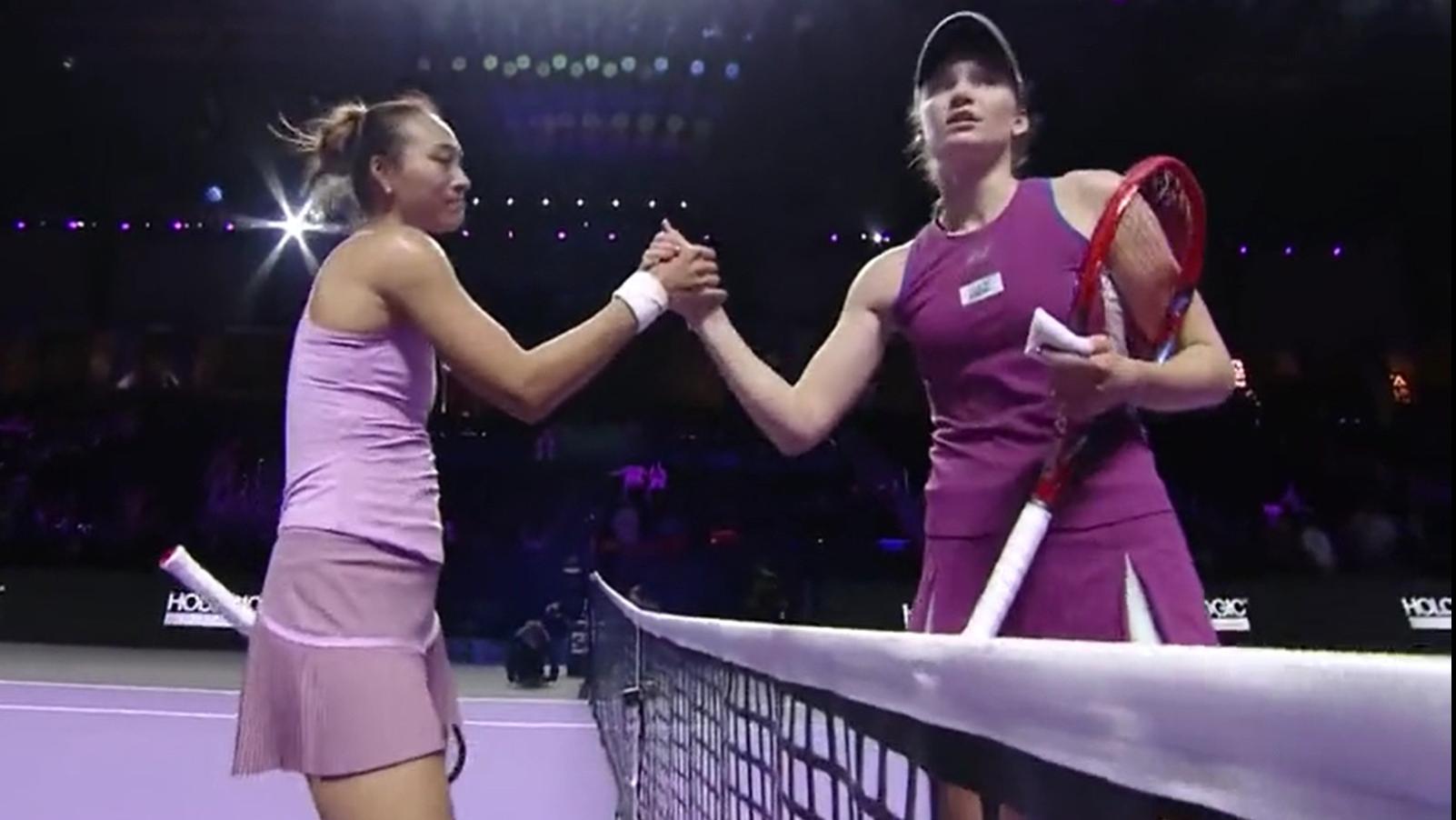 郑钦文逆袭莱巴金娜！WTA 年终总决赛首胜，燃爆全网！