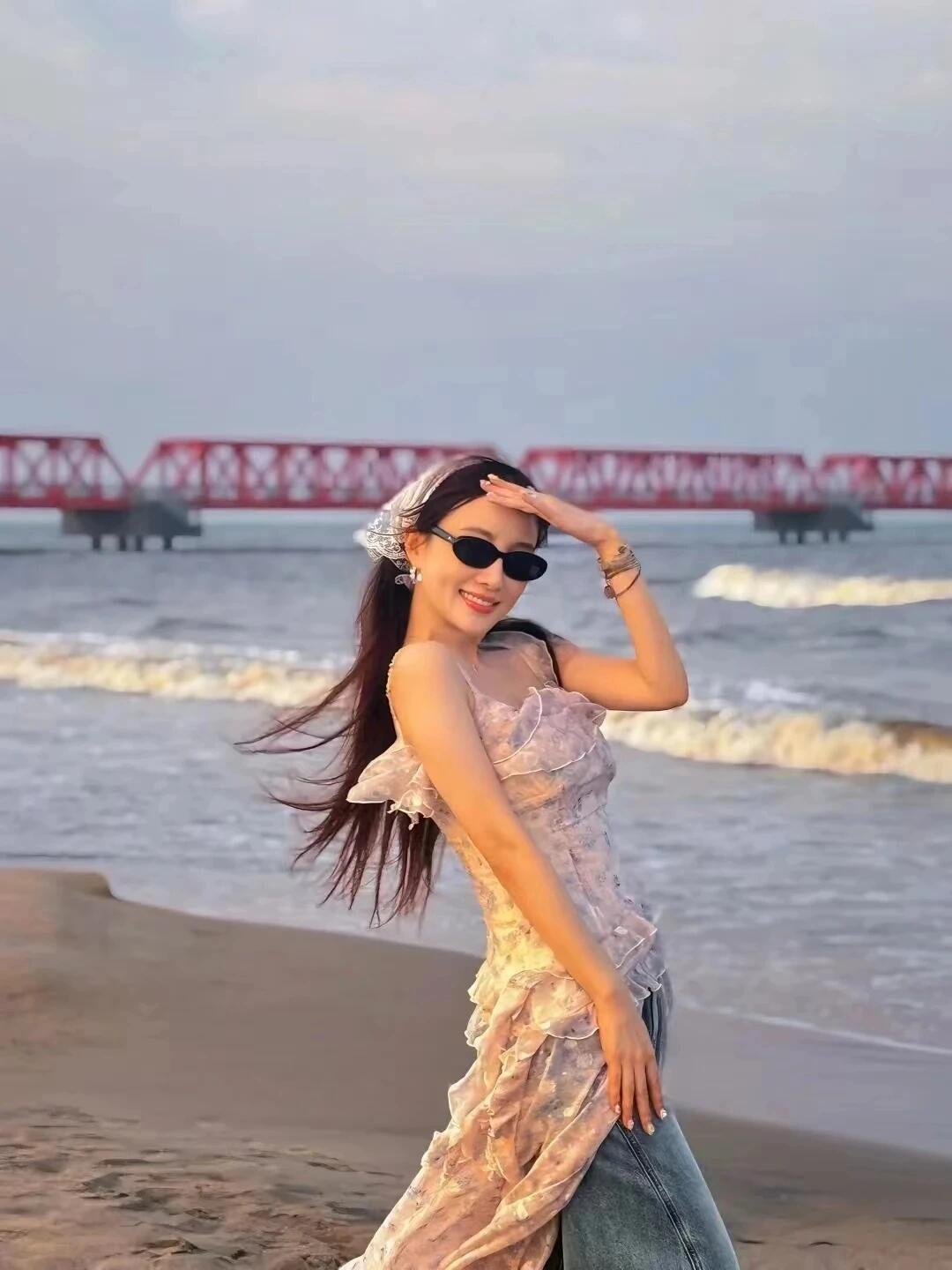 李小璐海边度假：母女风采各异