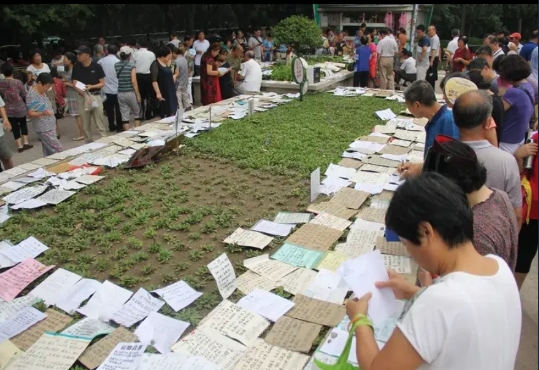都说生育率低，主要是穷人现在娶不起媳妇，光棍遍地开花，到处一下抓一大把，穷人不愿