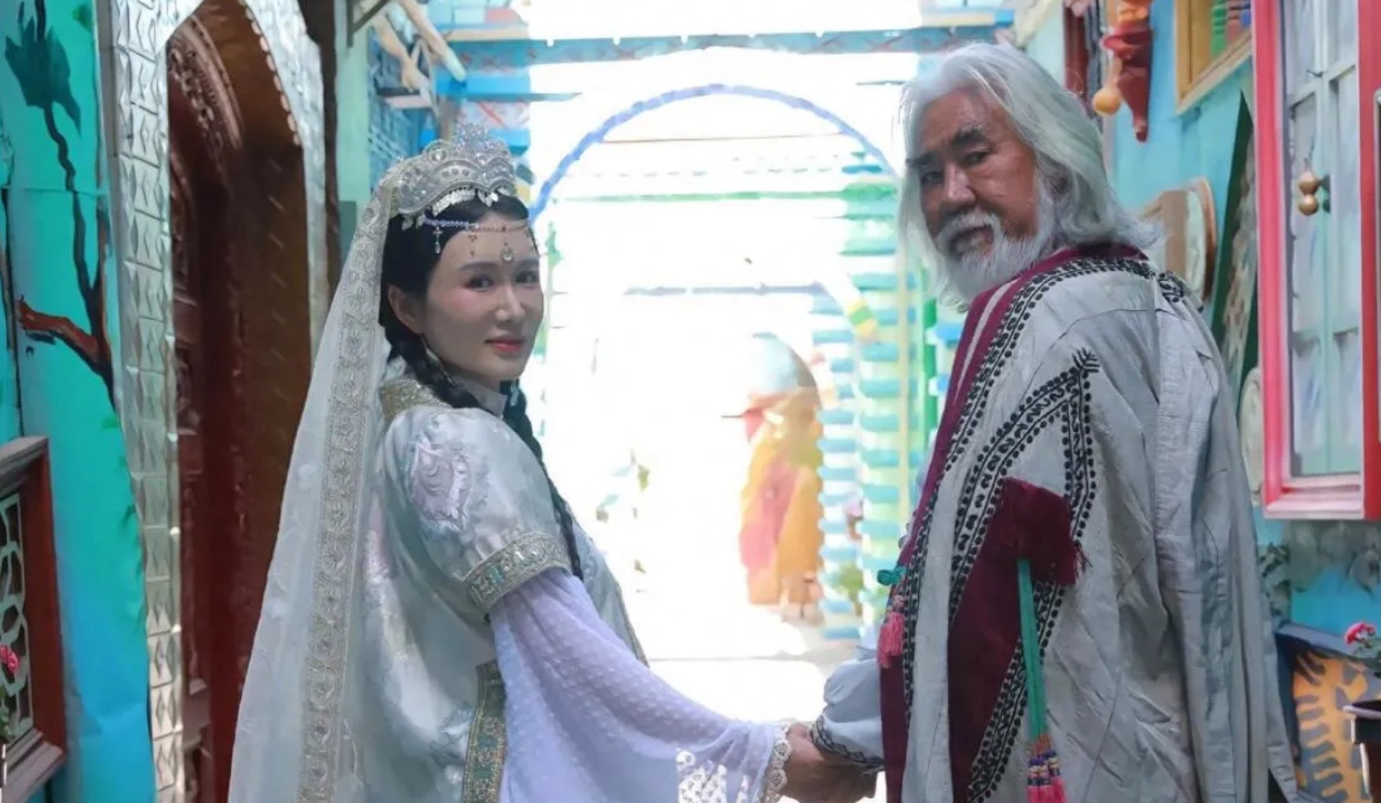 73岁张纪中携刚出月子的老婆和孩子新疆游，并晒出一家人美照，他满怀自信地写道：“