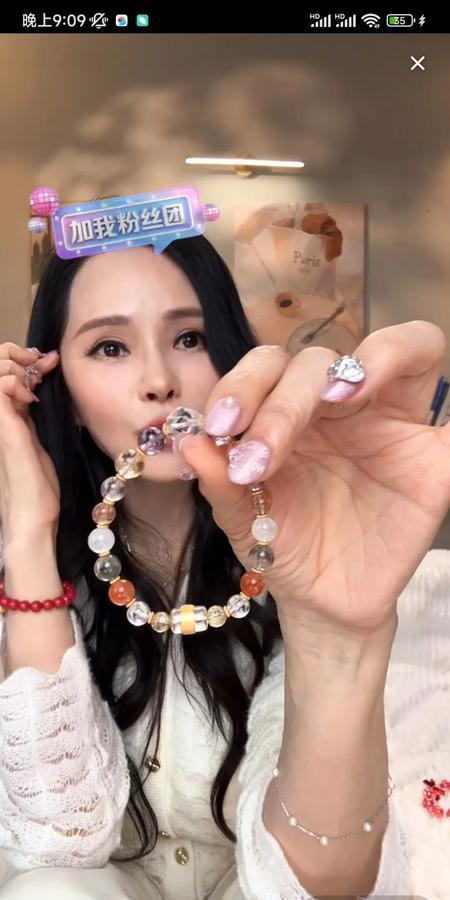 伊能静直播时真是太显老了，毕竟五十多岁了！

皱纹：手上的皱纹清晰可见，真的是五