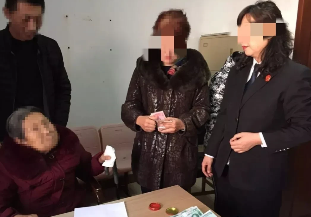 别人的孩子养不得！江苏，一对夫妻先后抱养了两个女儿。夫妻俩待两养女如亲生，将他们