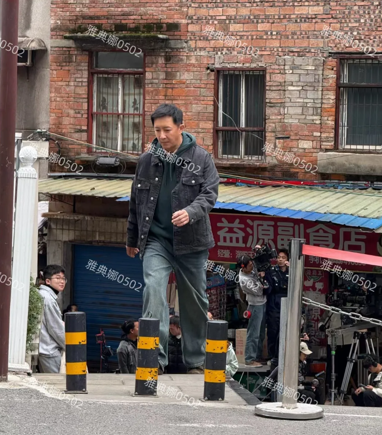 内江偶遇韩庚和刘奕君拍戏!
40岁的韩庚有些发福了，肤色也变黑了，没有以前帅了。