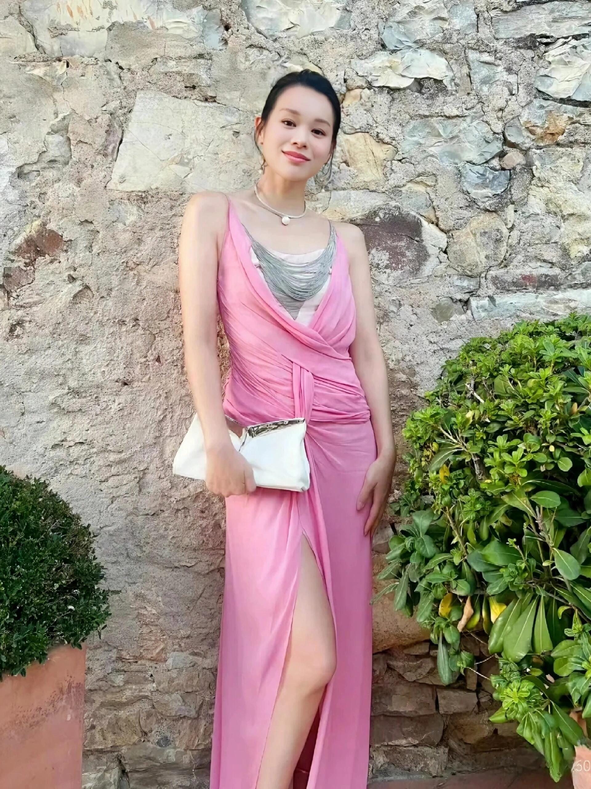 胡杏儿开叉裙子秀长腿