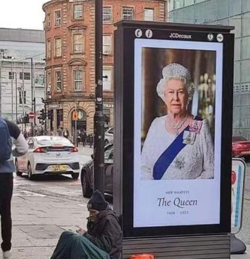 英国女王的去世带来了巨大的影响，使得英国王室仿佛失去了稳定的中流砥柱。女王在位期