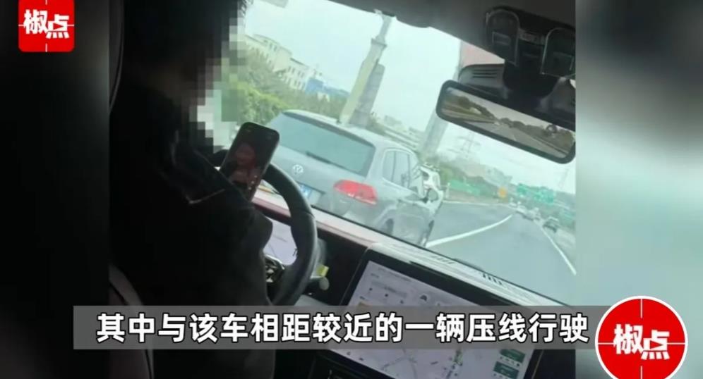 福建福州，女子看丈夫边开车，边用手机刷视频看美女，表情很陶醉，甚至还把手机立在方