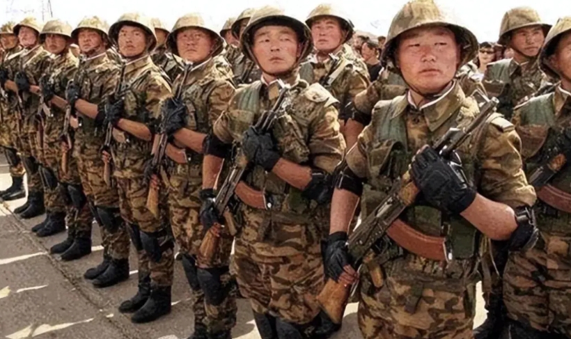 蒙古国的总兵力约两万人左右。陆军8500多人，由六个步兵团，一个炮兵团和一支快速