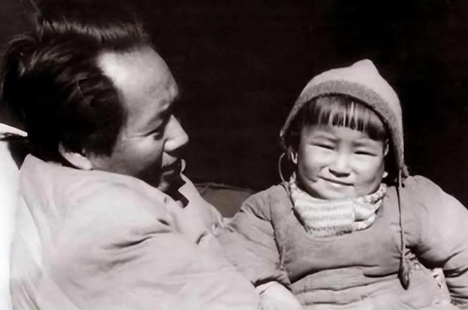 1976年，毛主席逝世，望着父亲最后的容颜，李敏悲痛欲绝，然后她强忍泪水给妹妹李