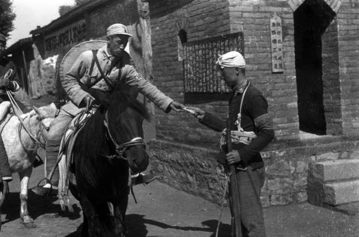1944年，延安（中国陕西），八路军战士出示警卫证件。