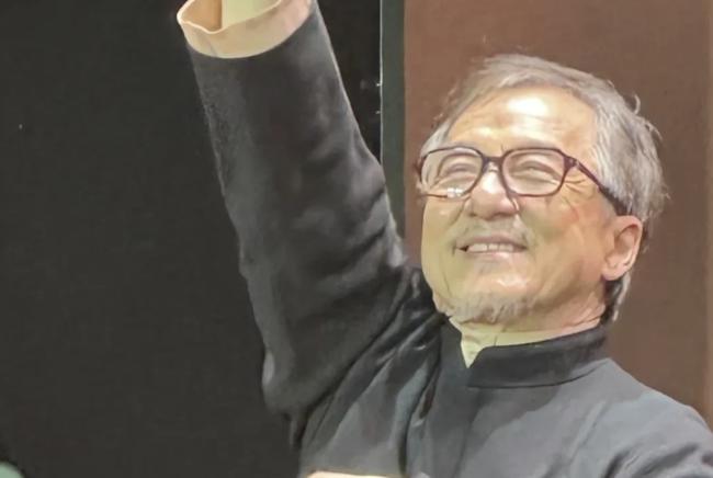 🎥 近日，一个令人瞩目的消息在娱乐圈炸开了锅：成龙大哥，这位曾经叱咤风云的武打