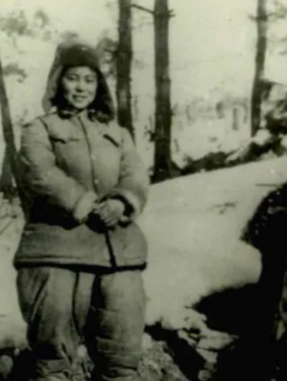 在上甘岭的战壕中，她独自坚守，成为唯一的女战士，而在1979年她访问美国时，一位