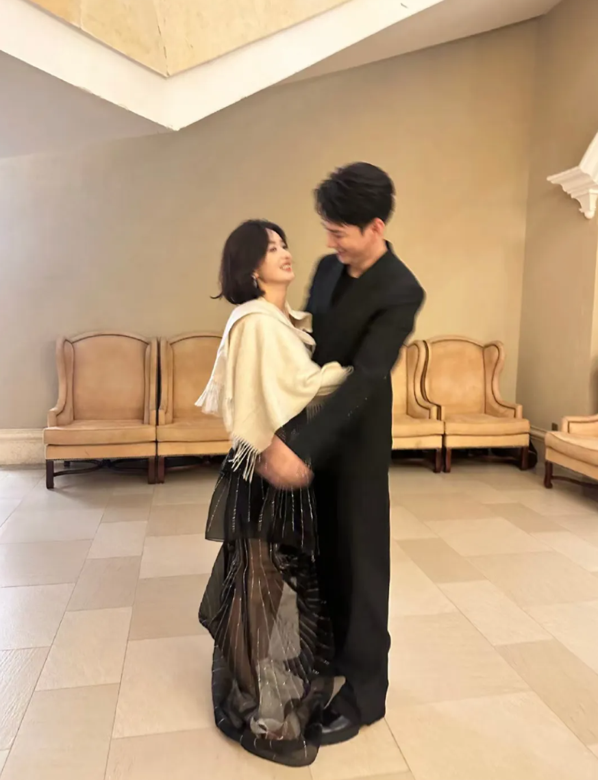 赵丽颖投入他的怀抱里了！

明兰和长柏在飞天奖颁奖典礼上见面了，两赵丽颖开心的拥