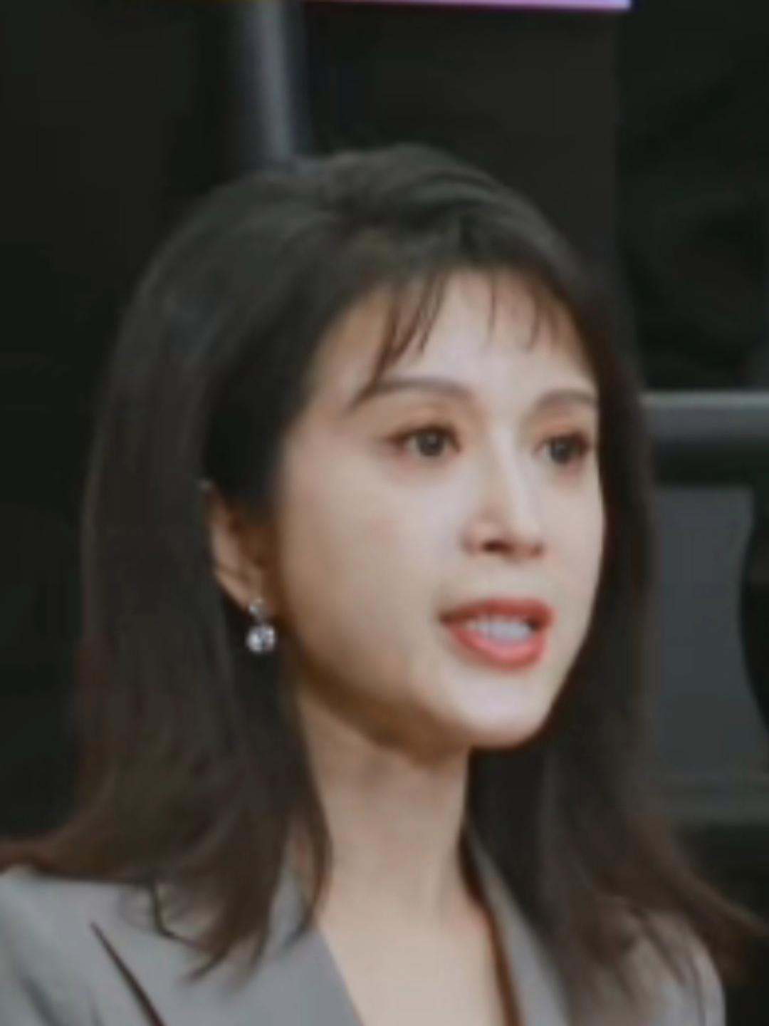 金巧巧为什么要来受这个罪？
自己老公家里开着大的电影公司，博纳的大老板于冬，随便