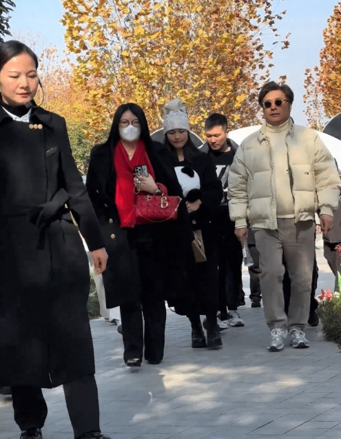 咱真搞不懂李湘啥时候养成这穿衣习惯的！一年到头，不管啥季节，走哪儿外套都潇洒地披