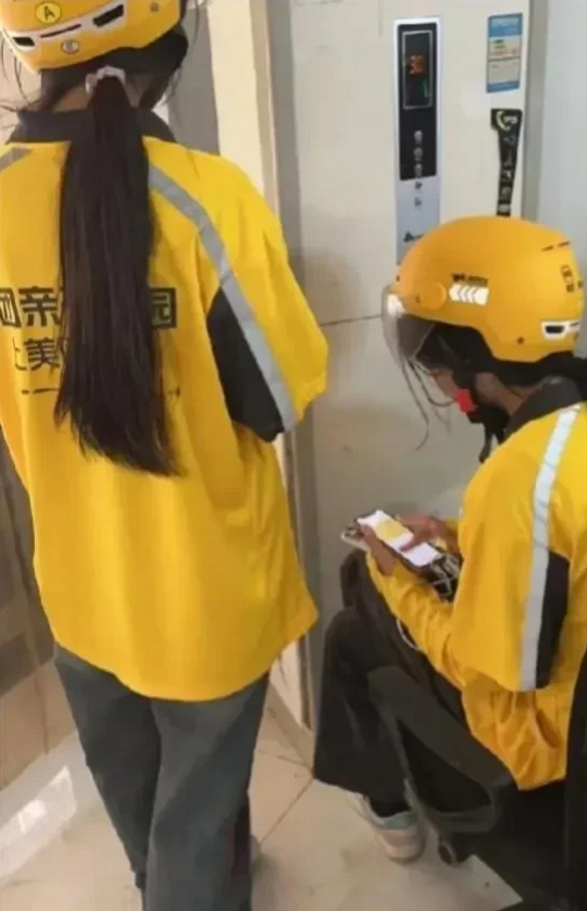 越来越多的女性去送外卖了。
问了几个女外卖员，她们大多都是30岁左右的家庭主妇，