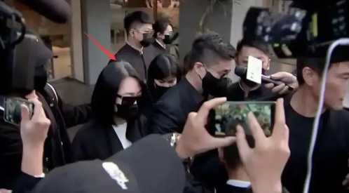 小S，终于又露面了。

她没有逃离宝岛，大S去世第18天，她挽着老公一起出现了。