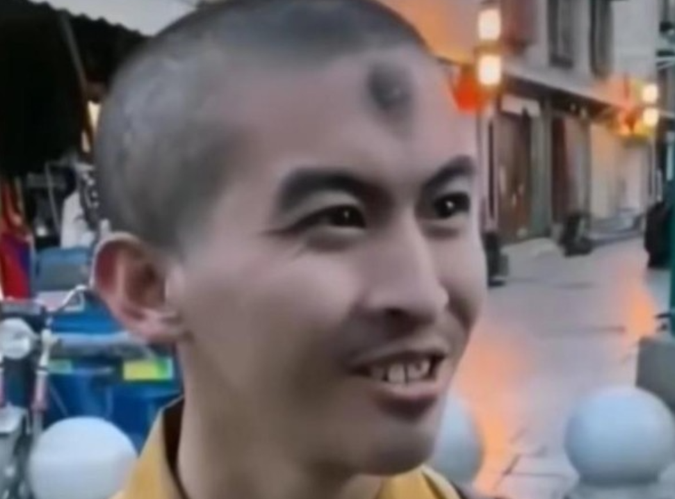 山西男大学生因失恋出家，8年徒步3700公里前往拉萨，每七步跪拜一次，最终“磕出