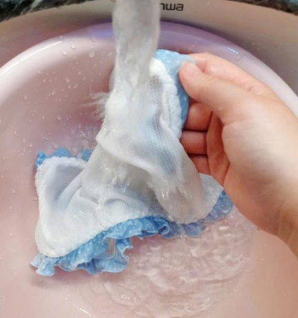 儿媳的内裤泡水池里一天了，我看不过去就想顺手给她洗了。结果她下班后发现了，特别生