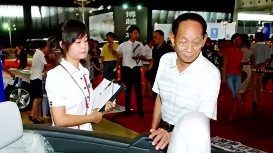 在 2008 年的一次车展活动中，袁隆平先生在现场被一辆价值 68.8 万的敞篷
