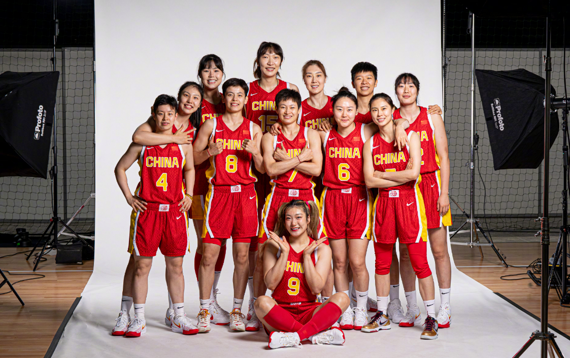 这届奥运会，中国女篮的最高海拔是2米11。等到下一届，可能要往2米3级别上奔了。