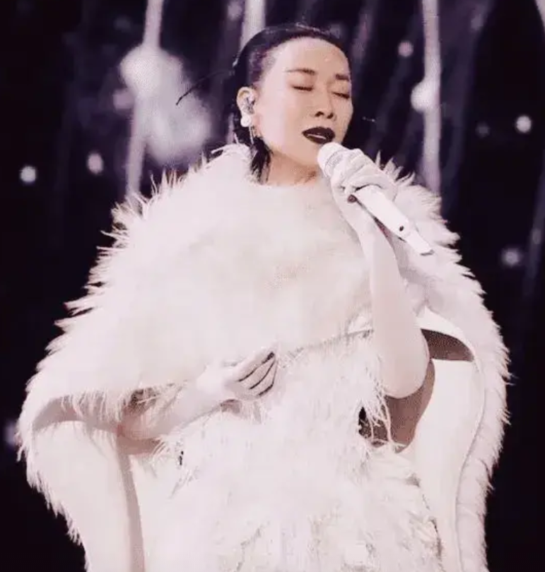 著名歌手那英竟然不知道十一国庆节！
10月1日。那英在澳门的演唱会上说她不知道今