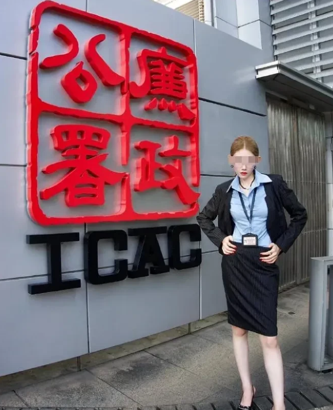9月17日，一美女网红到香港廉政公署门前打卡，却被平台封号了。
这个美女网红原来