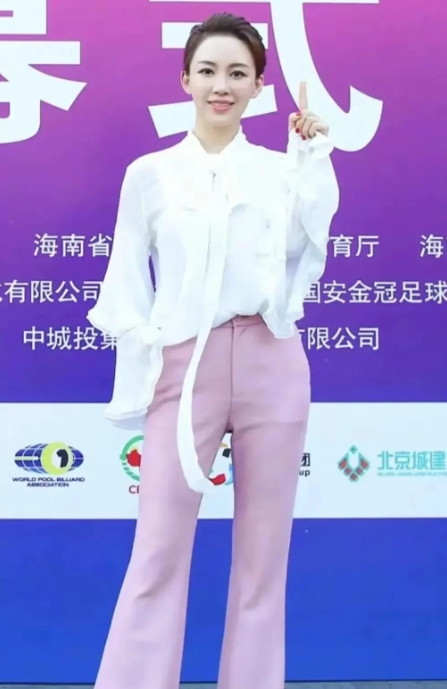 潘晓婷，身高160厘米，42岁却还一直单身，真让人想不通，明明那么有钱，长得又漂