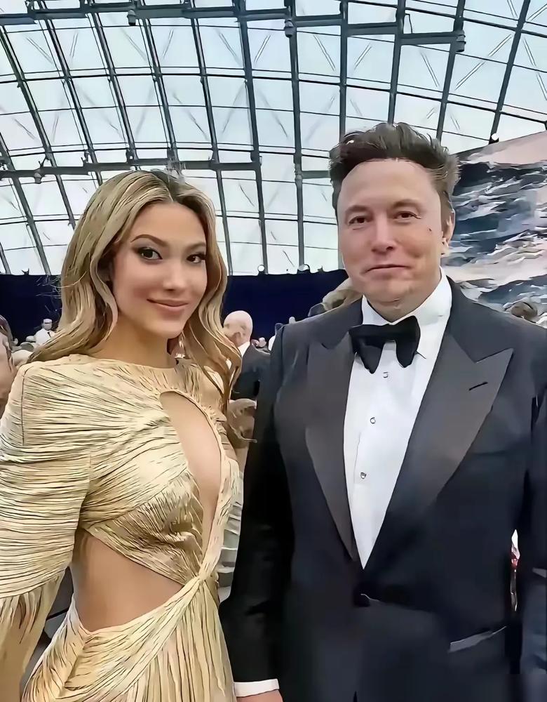 马斯克，世界首富，前妻已离婚，单身一枚。
​
谷爱凌，奥运冠军，风华正茂，中美混